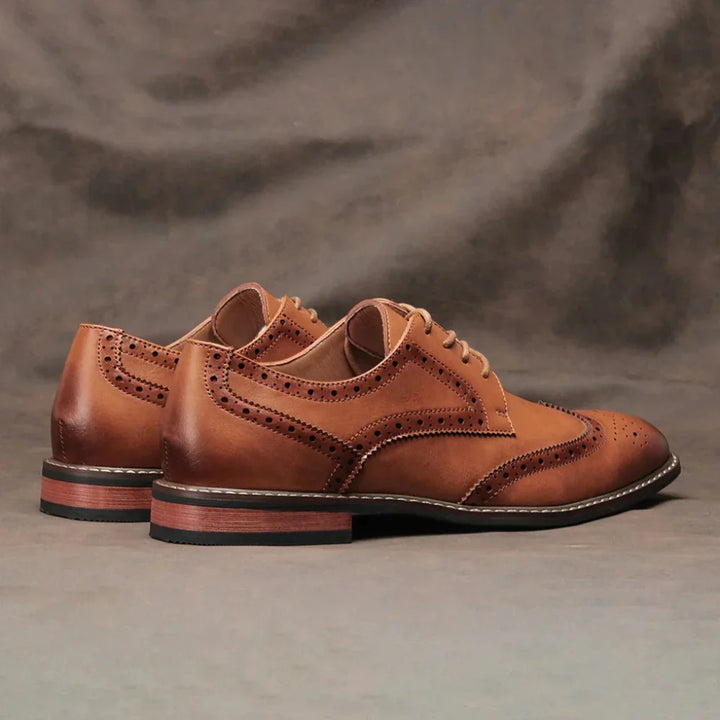 Schnürschuhe aus Leder mit Flügelkappe und Brogue-Verzierung
