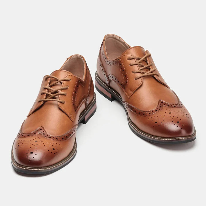 Schnürschuhe aus Leder mit Flügelkappe und Brogue-Verzierung