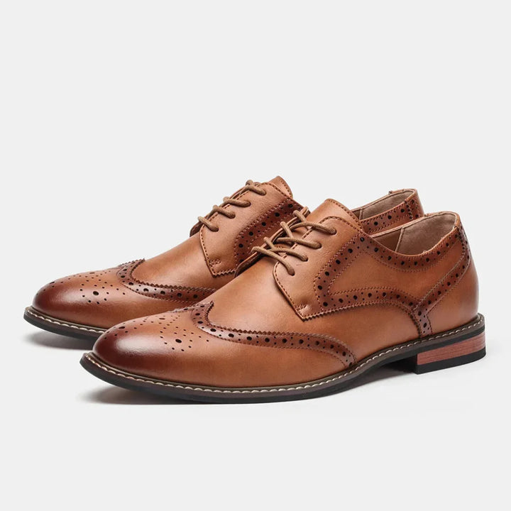 Schnürschuhe aus Leder mit Flügelkappe und Brogue-Verzierung