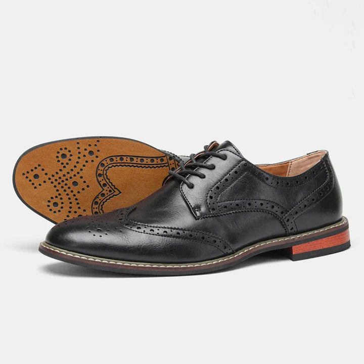 Schnürschuhe aus Leder mit Flügelkappe und Brogue-Verzierung