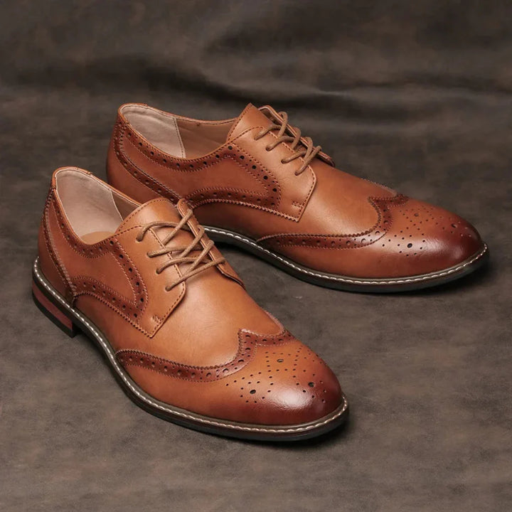 Schnürschuhe aus Leder mit Flügelkappe und Brogue-Verzierung