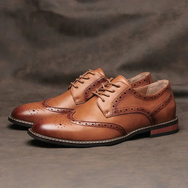 Schnürschuhe aus Leder mit Flügelkappe und Brogue-Verzierung