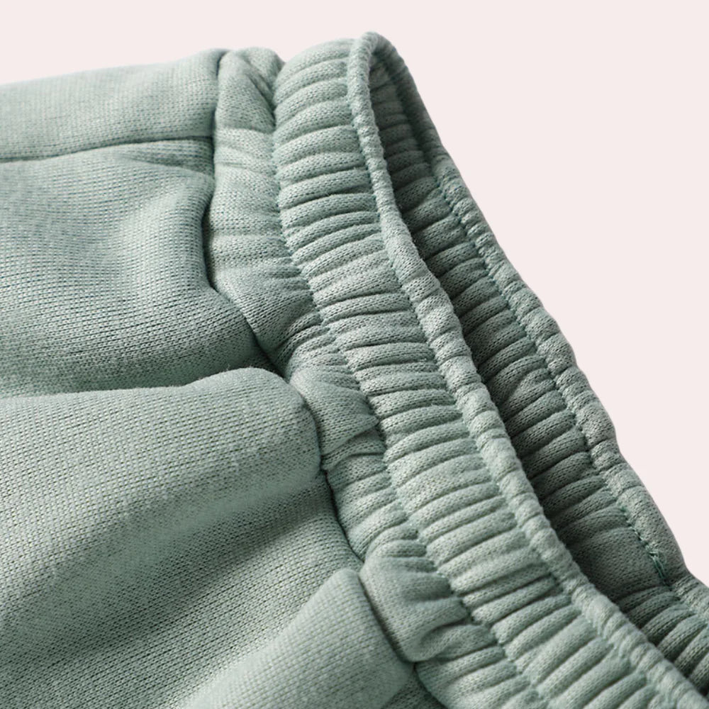 Zweiteiliger Trainingsanzug: Komfort und Stil perfekt aufeinander abgestimmt