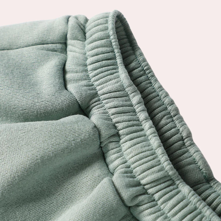 Zweiteiliger Trainingsanzug: Komfort und Stil perfekt aufeinander abgestimmt