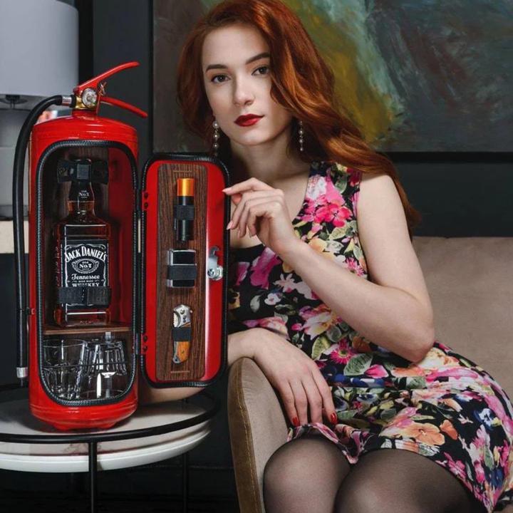 Versteckter Feuerlöscher in der Minibar