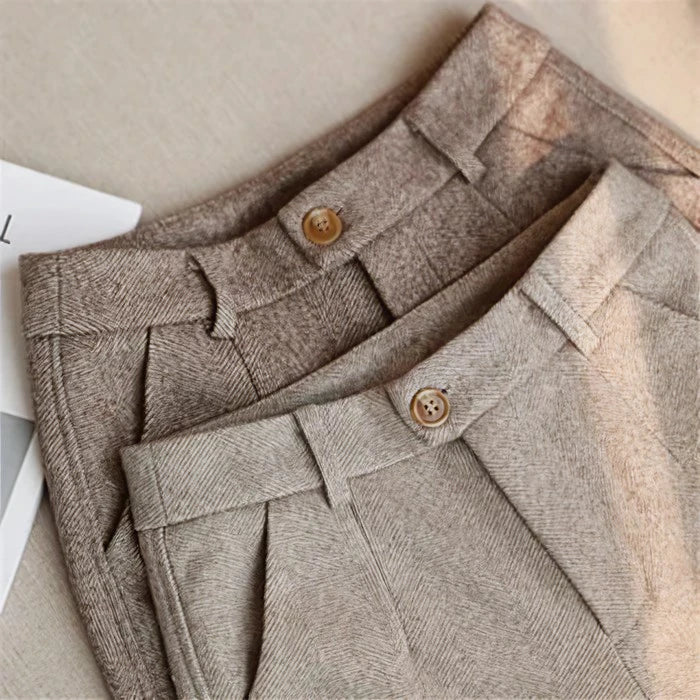 Herrenhose mit Knopf und Taschen