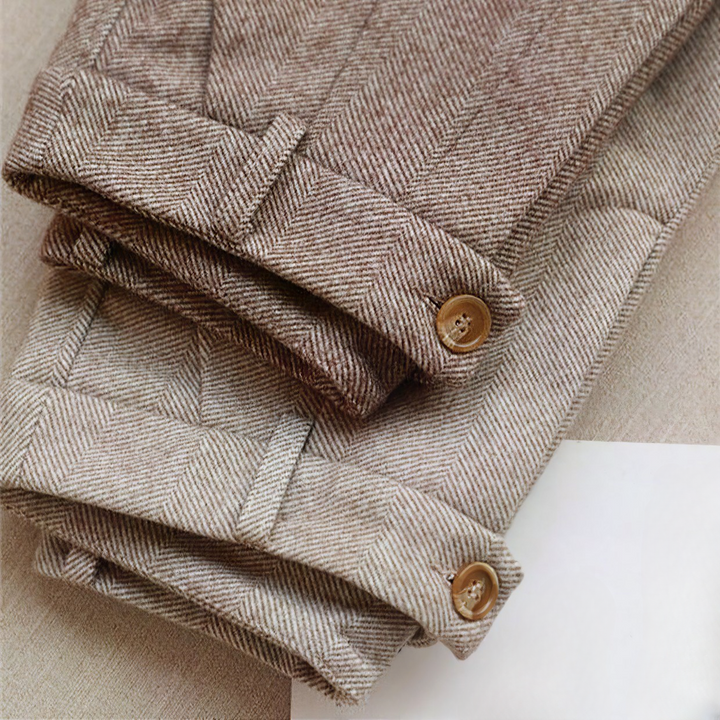Herrenhose mit Knopf und Taschen