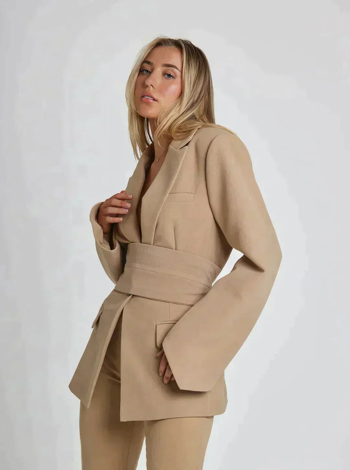 Damenblazer mit gekerbtem Revers und Gürtel