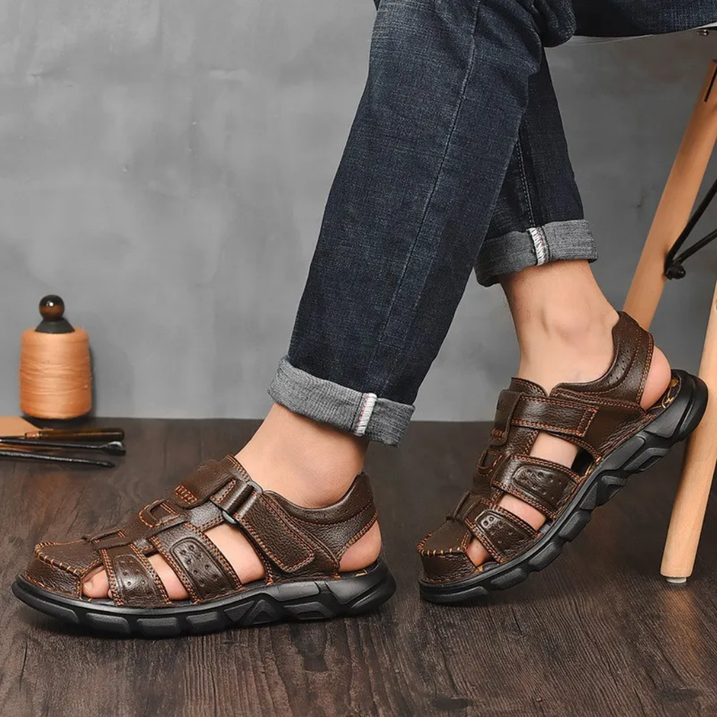 Herren Sandalen mit geschlossenem Zehenbereich aus veganem Leder